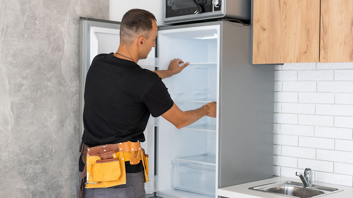 Técnico a instalar frigorífico